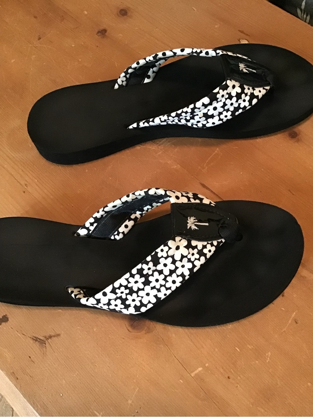 EUC, ELIZA B Black & Whit Floral Quilted Flip Flop Sandals, Fits Size 9 - Picture 3 of 9